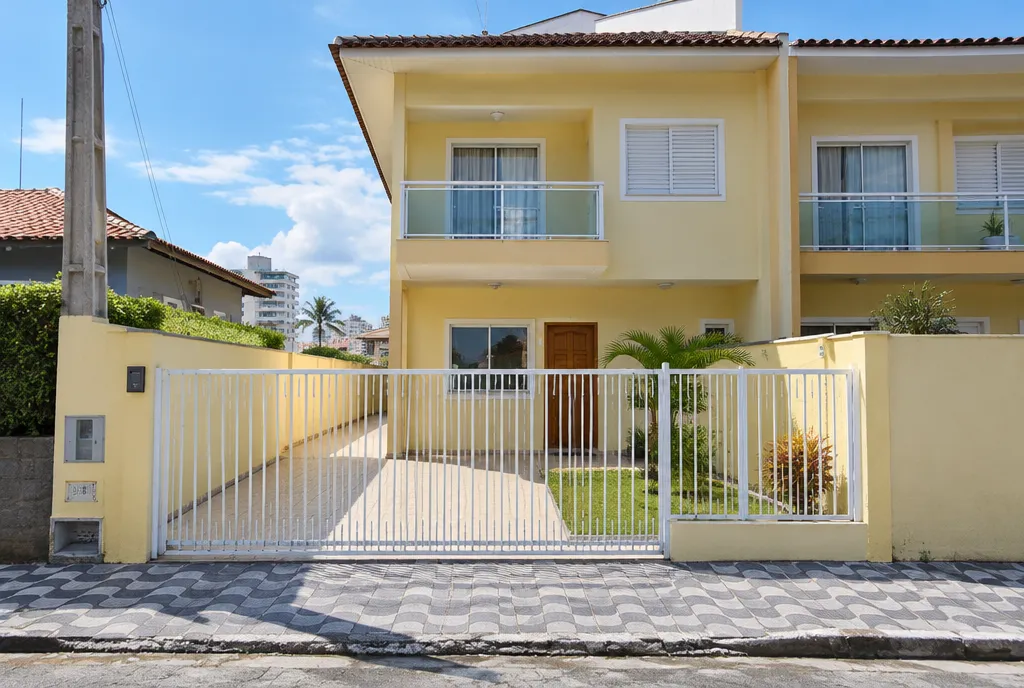 Casa geminada 2 quartos no Caiçara